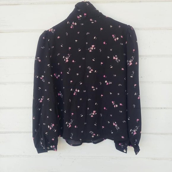Unique Floral Blouse 3/4 Length Sleeve Button and Tie Neck Detail Size Small - Picture 7 of 8